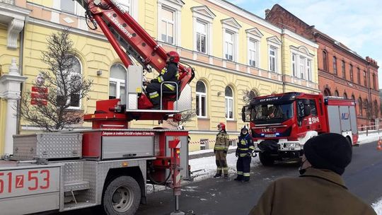 Sople lodu zwisały z UMiG. Akcja strażaków