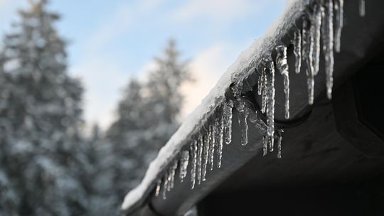 Za jakie zaniedbania płacimy słone mandaty? Zimowe chodniki, dachy ze śniegiem i zwisające sople