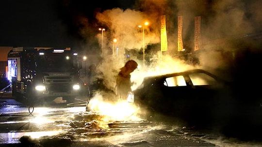 Spalił samochód w garażu