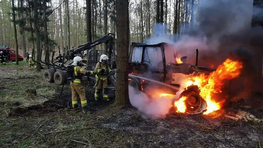 Spalił się ciągnik i przyczepy. Strażacy zdołali uratować drugi ciągnik [FOTO]