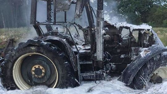 Spalił się ciągnik na polu [ZDJĘCIA]
