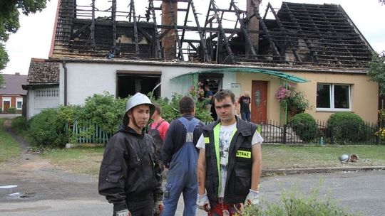 Spalił się dwurodzinny dom. Niesprawne hydranty utrudniły akcję