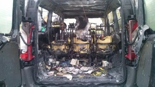 Spaliły się trzy samochody marki BMW Opel i Fiat. Wszystko przez pożar altany