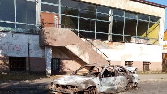 Spalone auto stoi koło ruiny restauracji w centrum miejscowości