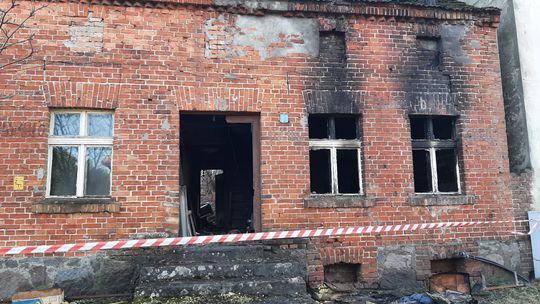 Spalony budynek. Na szczęście udało się uratować pobliskie domy [ZDJĘCIA]