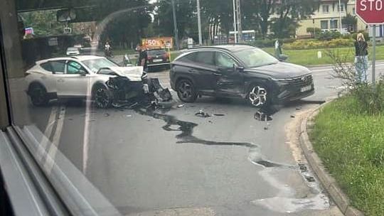 Spieszyła się do Gryfina. Uderzyła w sportowe auto, raniąc prowadzącą pojazd