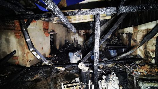 Spłonęły budynki gospodarcze. Ogień objął również kotłownię i część budynku mieszkalnego [dużo zdjęć]