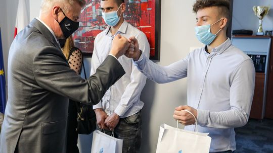 Sportowcy dostali stypendia od marszałka