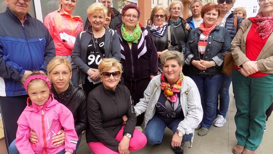 Sportowy spacer seniorów