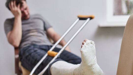 Chód pingwina: Sprytny sposób na oblodzone chodniki i bezpieczną zimę. Porady ortopedów