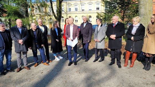 Spotkanie kandydatów w powiecie. Rafał Mucha prezentuje radnych.