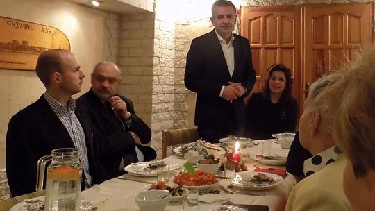 Spotkanie przy stole wigilijnym w Klubie Nauczyciela Spotkanie przy stole wigilijnym w Klubie Nauczyciela