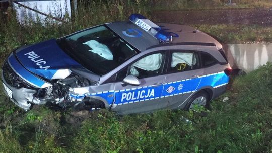 Spowodował mały karambol, powodując uszkodzenia radiowozu