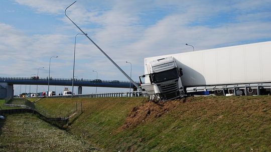 Spowodował wypadek tirem, a nie miał prawa jazdy