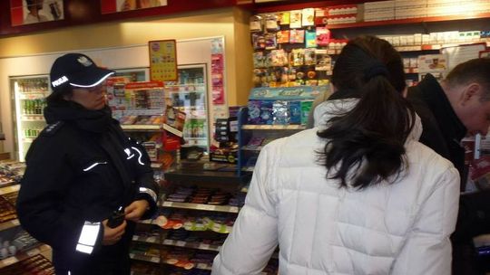 Sprawa picia alkoholu przed sklepem i niewłaściwego parkowania