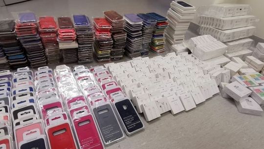 Sprawczyni fałszerstwa wpadła z akcesoriami do telefonów znanych firm