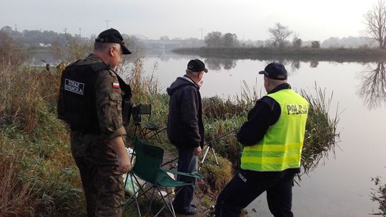 Sprawdzają wędkarzy pod kątem posiadania uprawnień do prowadzenia amatorskiego połowu ryb