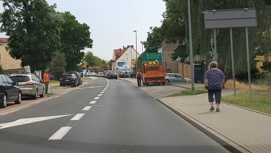 Sprzątają w Gryfinie wzdłuż ulic Sprzątają w Gryfinie wzdłuż ulic