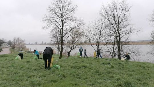Sprzątali brzeg nad Odrą. Zebrali kilkadziesiąt worków śmieci