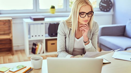 Sprzątanie, gotowanie, zakupy – co tak naprawdę robimy podczas pracy zdalnej? 