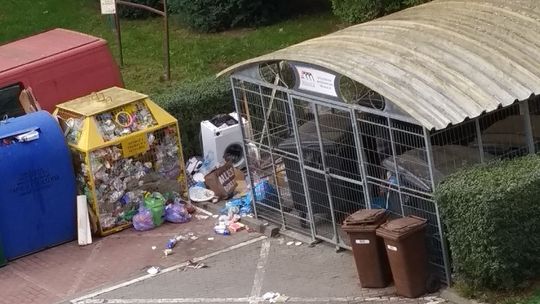 Stąd stare tapczany lądowały prawie na ulicę. Brud, smród i walające się śmieci! – skarży się gryfinianin