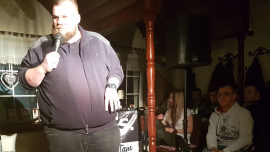 Stand-uper w pizzerii