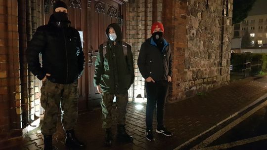 Stanęli przed kościołem. Wyjaśniają z jakiego powodu [WIDEO]