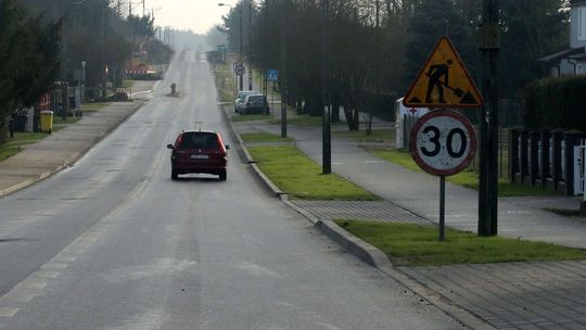 Starosta z burmistrzem uroczyście przecinali wstęgę na drodze, na której prowadzone są roboty drogowe