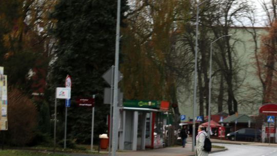 Starsza kobieta wpadła pod samochód w centrum miasta