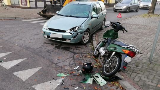 Starszy kierowca wjechał w motorowerzystę