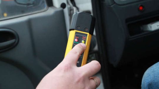 Starszy pan na podwójnym gazie