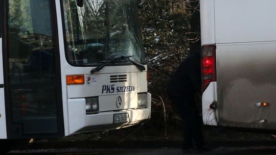 Stłuczka dwóch autokarów w centrum Gryfina