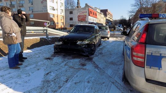 Stłuczka na moście. Rozbita głowa kierowcy