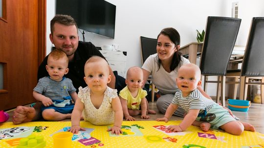 Sto lat dla czworaczków! Maluchy otrzymały urodzinowe prezenty