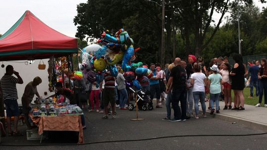 Stoiska rozstawiono nawet na środku ulicy [ponad 100 zdjęć ciekawych prezentacji]