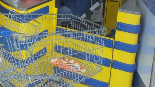 Straciła telefon w koszyku na zakupy