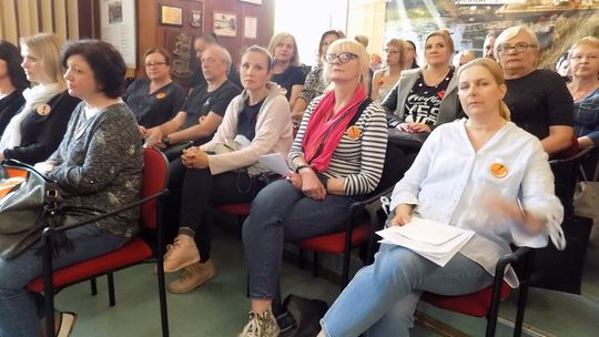 Strajkujący nauczyciele apelują do władz Gryfina Strajkujący nauczyciele apelują do władz Gryfina