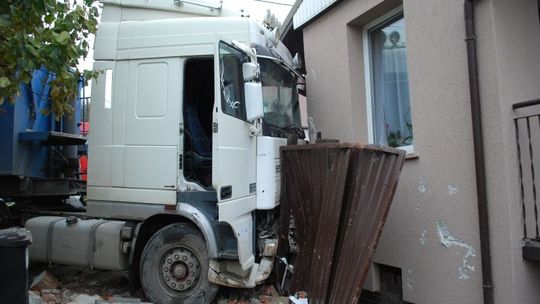 Straty spowodowane wjechaniem ciężarówki w dom