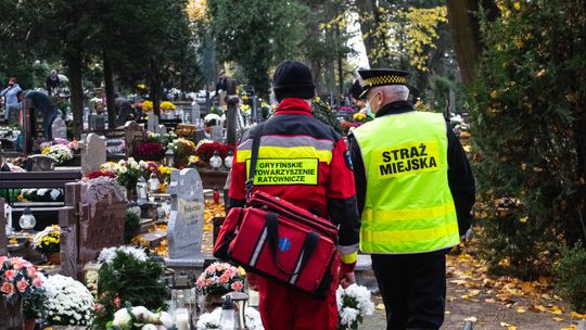 Straż miejska, ratownicy i policjanci wspólnie patrolują cmentarz Straż miejska, ratownicy i policjanci wspólnie patrolują cmentarz
