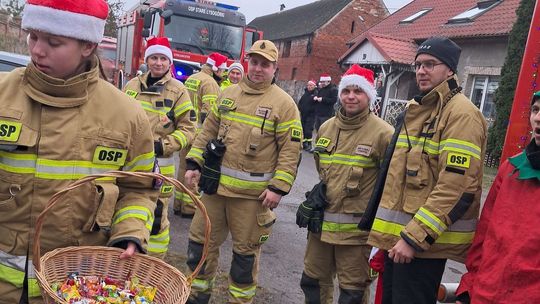 Strażacki Konwój Świętego Mikołaja częstował cukierkami Strażacki Konwój Świętego Mikołaja częstował cukierkami