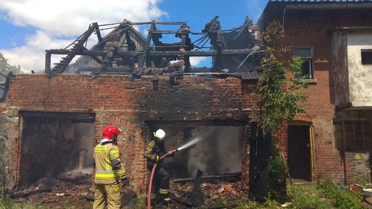 Strażacy ewakuowali mężczyznę i ugasili palące się budynki