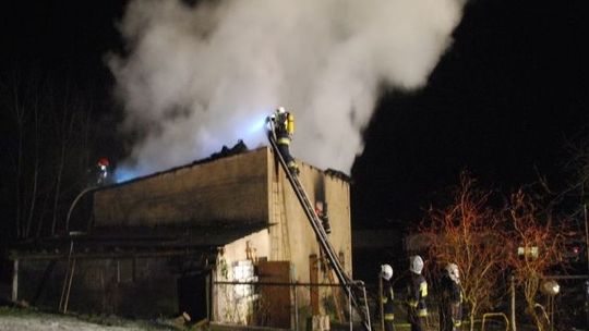 Strażacy obronili przed ogniem budynek mieszkalny i przybudówkę