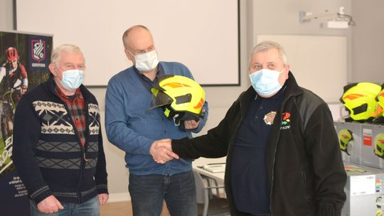 Strażacy otrzymali hełmy