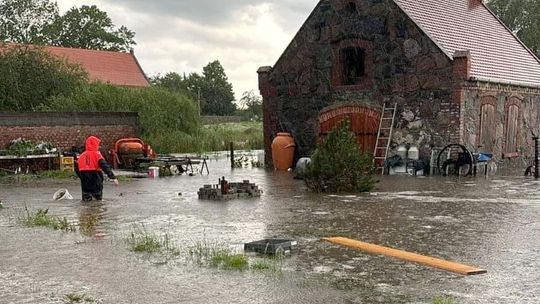 Strażacy ratują zalane tereny i domy. Kryzysowa sytuacja w gminie