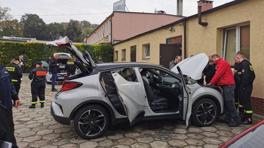 Strażacy szkolili się, jak postępować podczas zdarzeń z autami hybrydowymi Strażacy szkolili się, jak postępować podczas zdarzeń z autami hybrydowymi