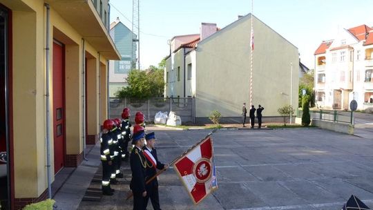 Strażacy uczcili Dzień Flagi
