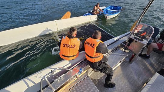 Strażacy uratowali wywrócony katamaran. Akcja ratunkowa na jeziorze [FOTO]