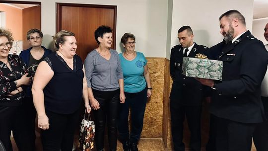 Panie były zaskoczone prezentem od strażaków