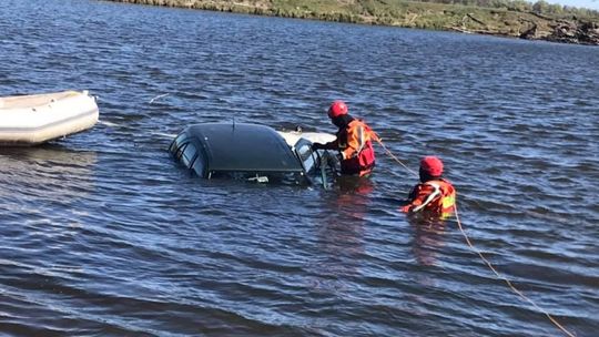 Strażacy wyciągnęli auto z rzeki [FOTO]