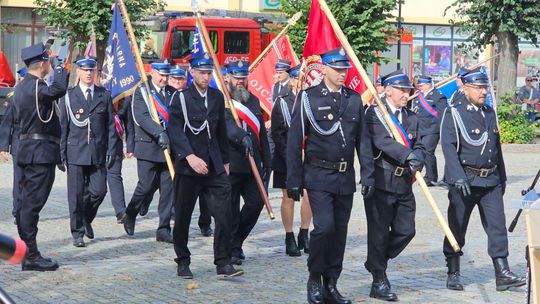 Strażacy z kilku gmin. Tak strażacy przemaszerowali na Plac Wolności na 80-lecie OSP Mieszkowice  - film